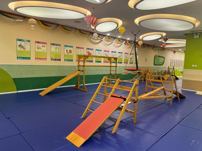 爱育 蒙特梭利早教中心