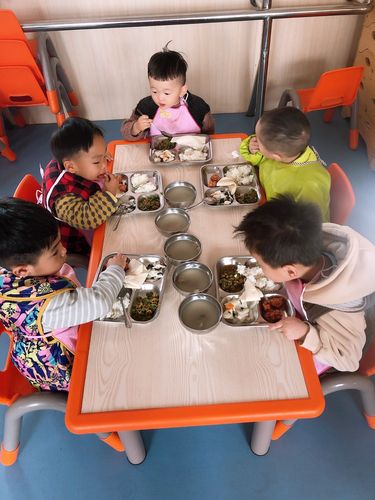早教中心 托班 吃饭