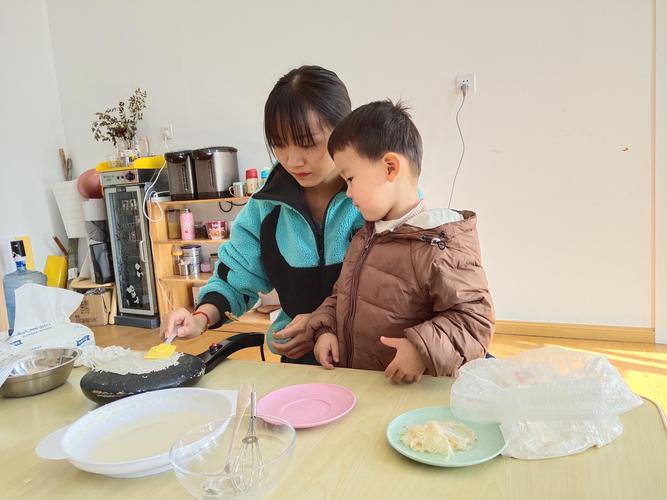 早教入户指导自己吃饭