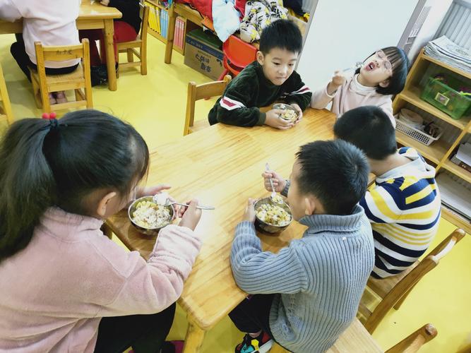 早教入户指导自己吃饭